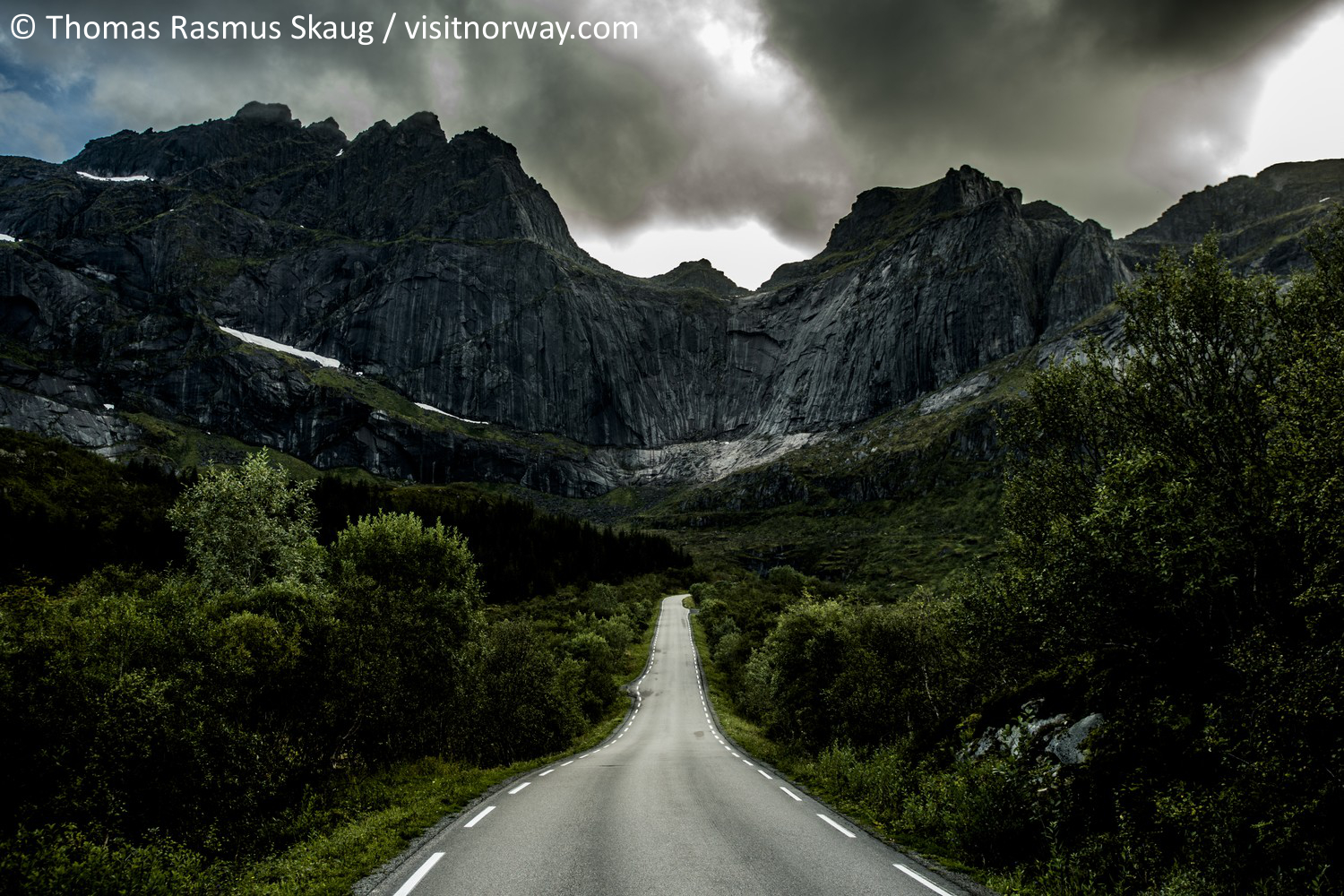 Asphaltstrae in den Lofoten mit Bergen in Hintergrund