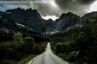 Asphaltstrae in den Lofoten mit Bergen in Hintergrund